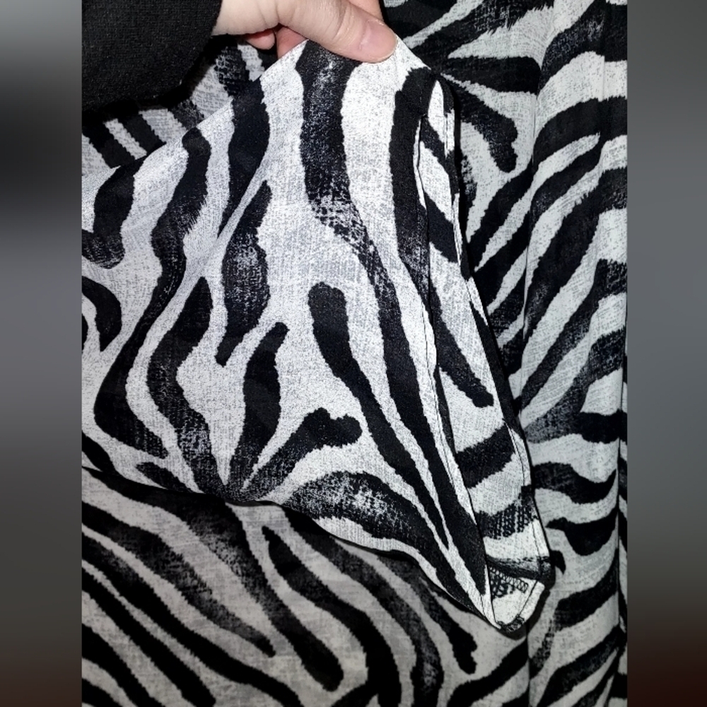 Quintessential zebra print flowy blouse - Picture 3 of 4